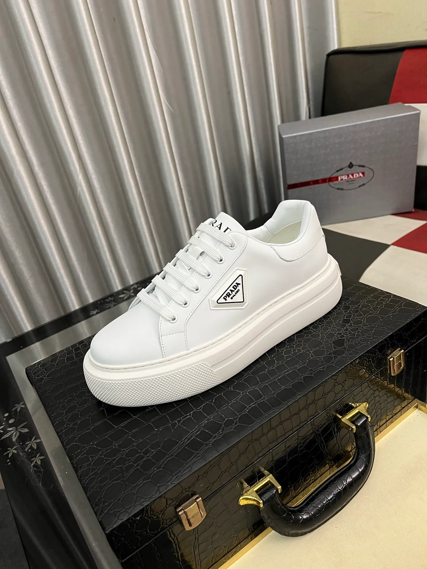 Men's shoes 💰580⌚️⌚️【PRADA】Prada casual shoes, originally developed 1:1, made of high-mercerized cowhide with imported cowhide, silk sheepskin lining, rubber outsole, comfortable and soft on the foot, size: 38-444️⃣Colors available